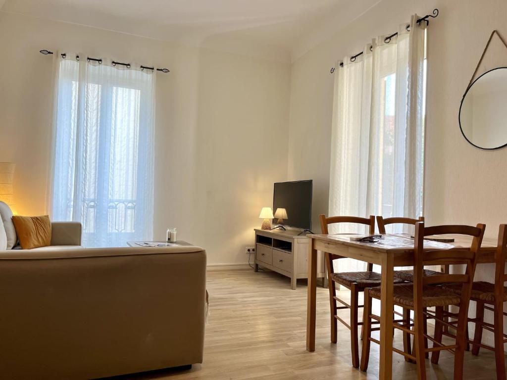 un salon avec un canapé, une table et des chaises dans l'établissement Villa Coquette Plein centre, Proche plage, à Menton