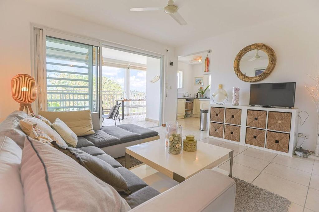 Μια τηλεόραση ή/και κέντρο ψυχαγωγίας στο Bel appartement 2 chambres, proche plage et commerces, 3ilets