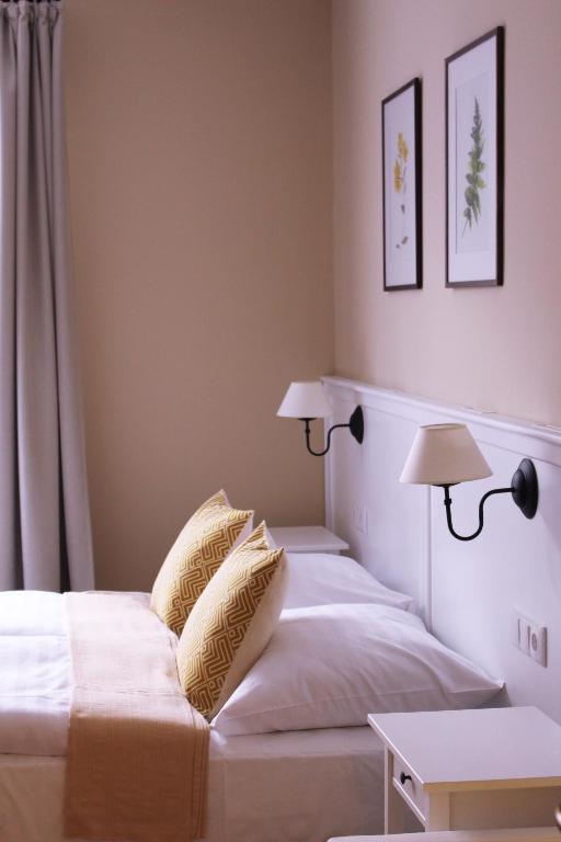 Postel nebo postele na pokoji v ubytování Erhardt Superior Rooms