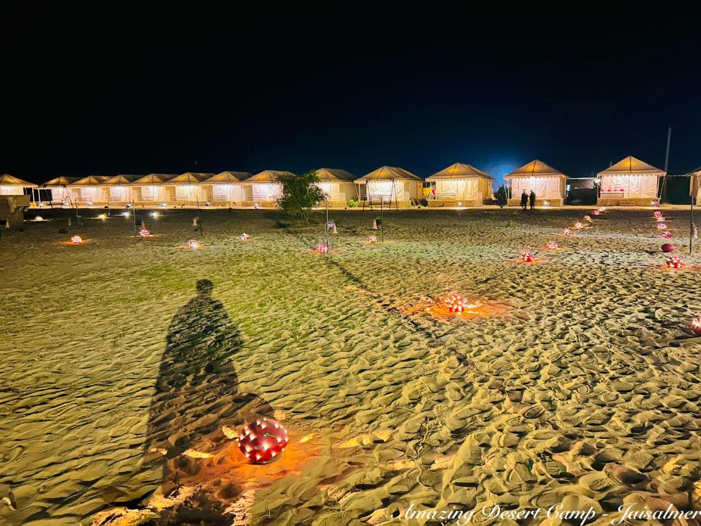 ジャイサルメールにあるAmazing Desert Campの夜の海岸に映る人の影