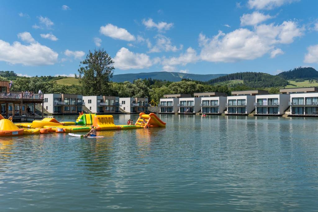 TILIA Resort في دولني كوبين: مجموعة من الشرائح القابلة للنفخ في جزء من الماء