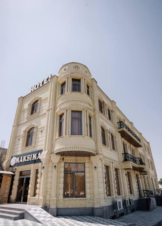 撒马尔罕Maksima Premium的街道中间的大建筑