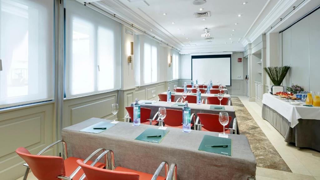 A seating area at Sercotel Gran Hotel Conde Duque
