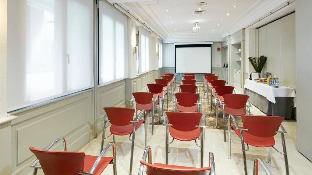 The business area and/or conference room at Sercotel Gran Hotel Conde Duque