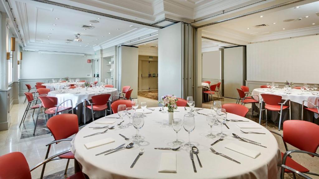 A restaurant or other place to eat at Sercotel Gran Hotel Conde Duque