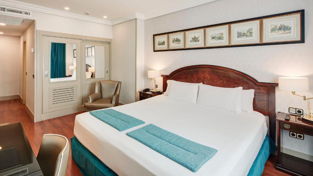 A bed or beds in a room at Sercotel Gran Hotel Conde Duque