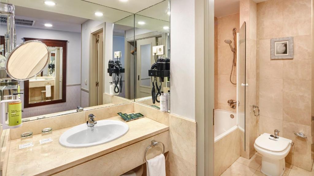 A bathroom at Sercotel Gran Hotel Conde Duque