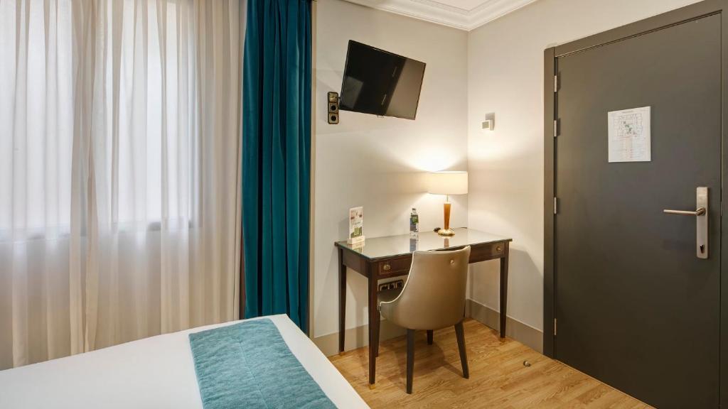 A bed or beds in a room at Sercotel Gran Hotel Conde Duque