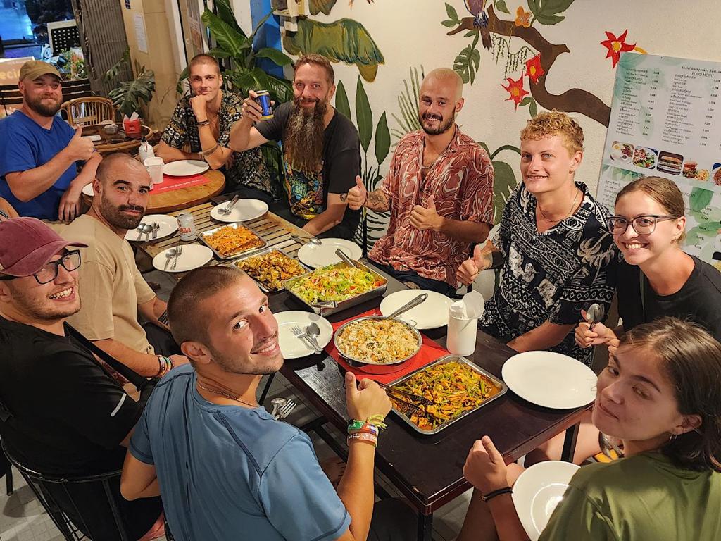 Jídlo v hostelu nebo okolí
