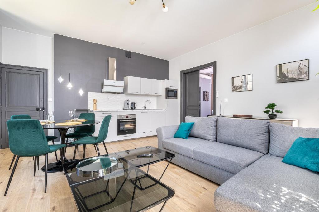 un salon avec un canapé et une table dans l'établissement Maison Saint Surin, à Limoges