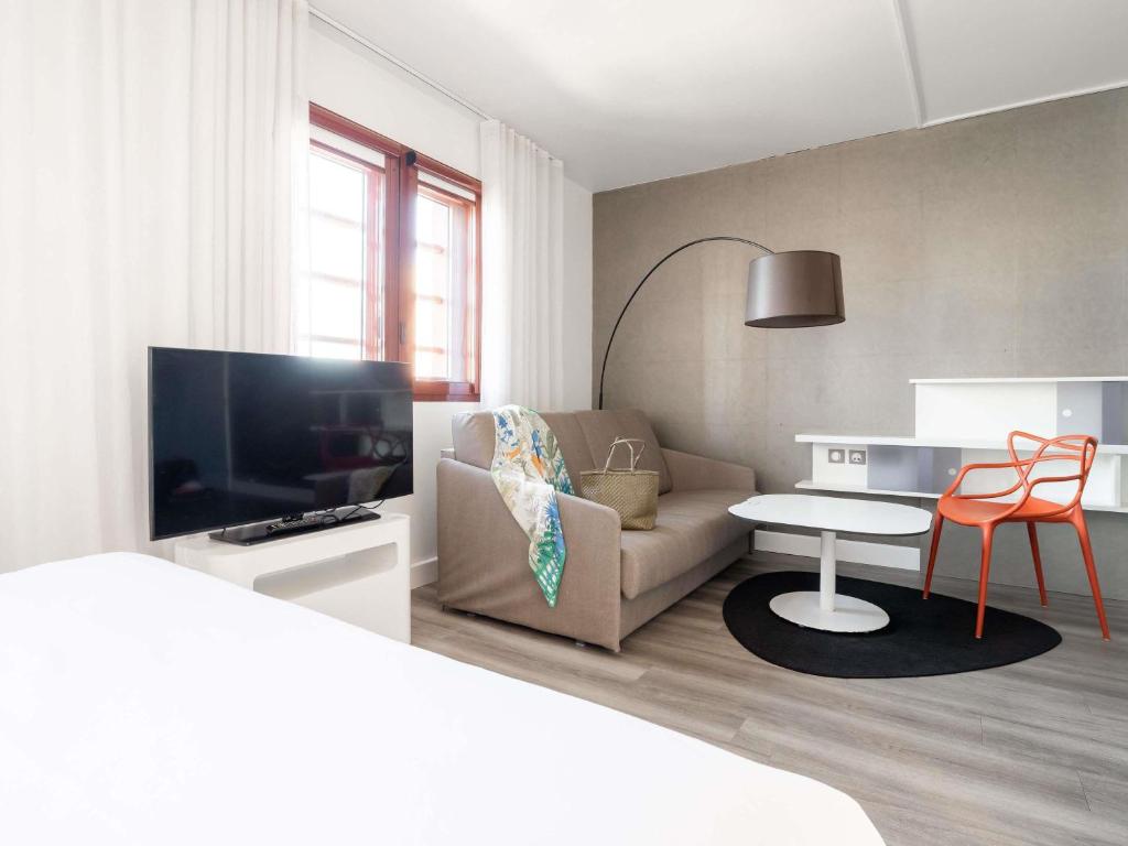 Телевизор и/или развлекательный центр в Novotel Suites Perpignan Centre