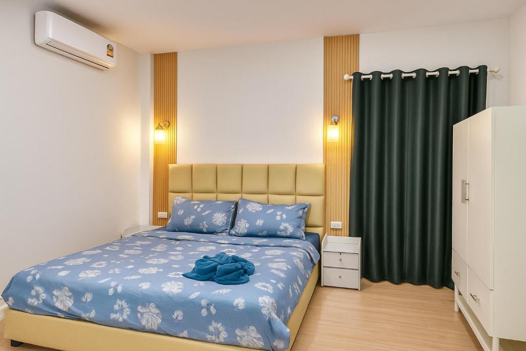 una camera da letto con un letto e una tenda verde di Casa de la Siesta - BNB set up a Ban Nasap