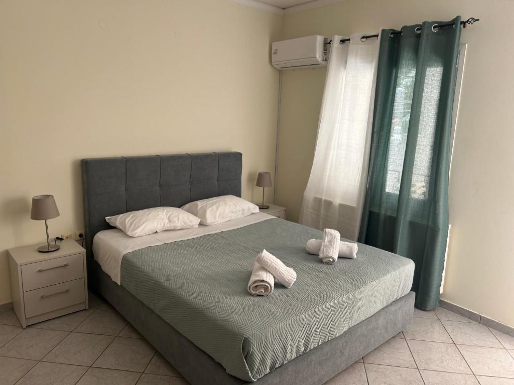 a bedroom with a bed with two towels on it at Emerald Studio in Límni