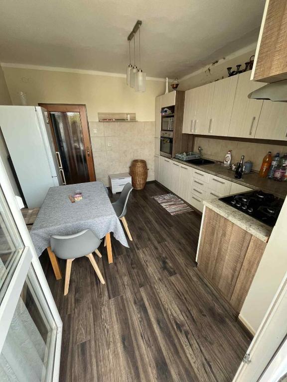 cocina con mesa y sillas y cocina con encimera en Útulný byt blízko centra, en Trenčín