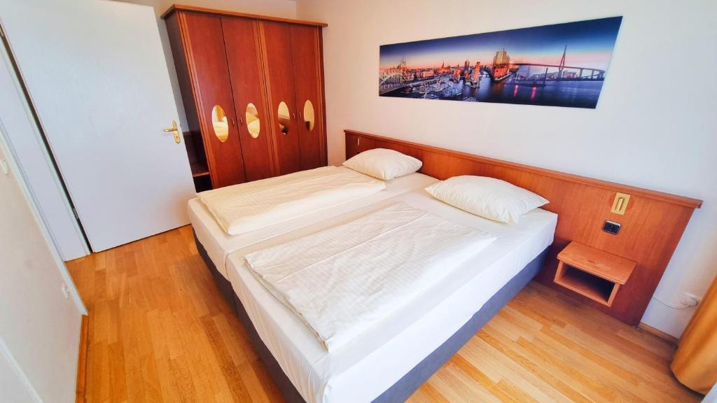 New Living Home Residenzhotel Hamburg - Large Double Room