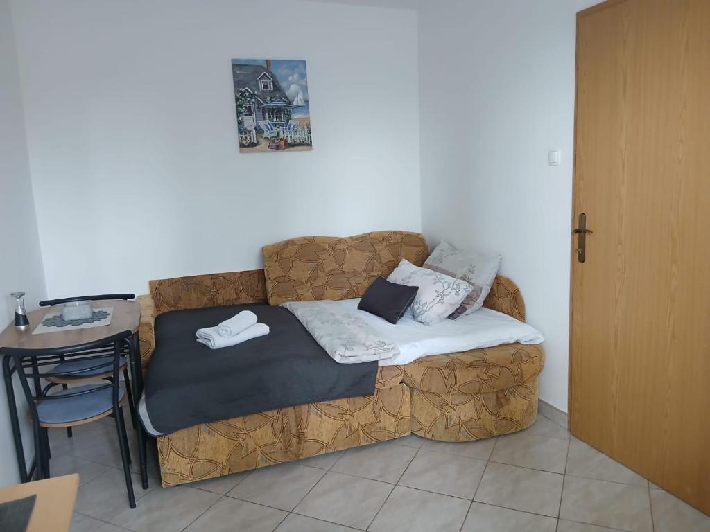 un divano in camera con tavolo e sedia di Apartment Emily a Omiš (Almissa)