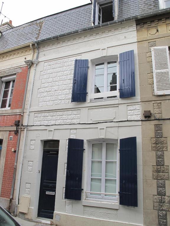 un bâtiment avec volets bleus sur son côté dans l'établissement La Maison Bleue, authentique et charmante maison de pêcheur, à Trouville-sur-Mer