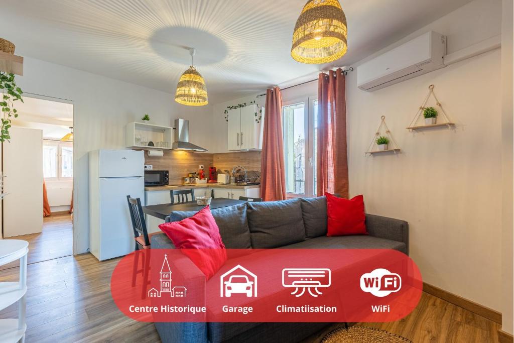 un salon avec un canapé et une cuisine dans l'établissement T3 Aqui es Besièrs - Centre-Historique - Cathédrale & Halles - Clim - Wifi - Free parking sur demande, à Béziers