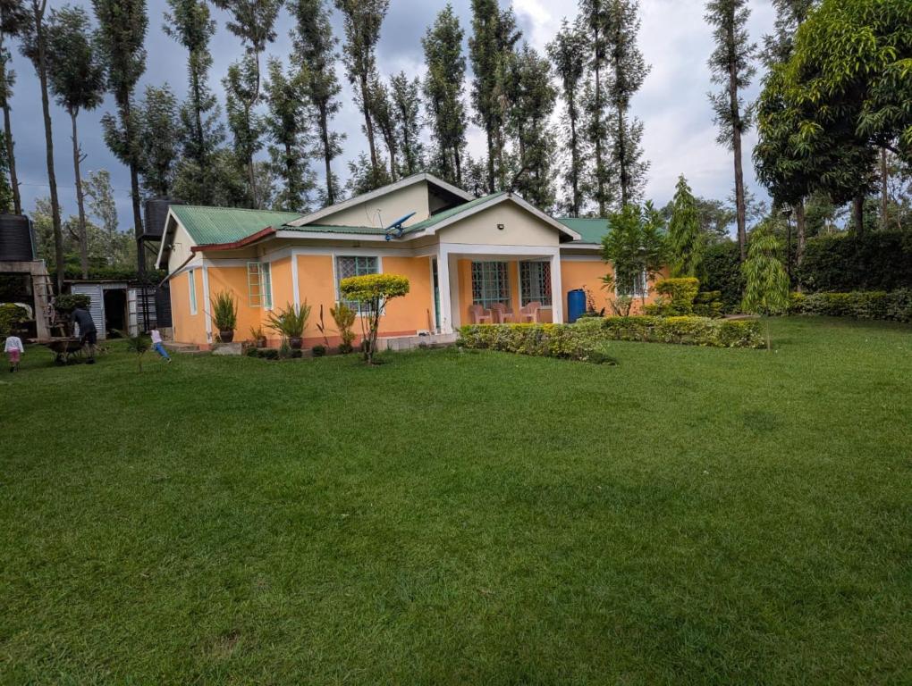 una casa en un patio con césped verde en Amanibriella, en Paulo