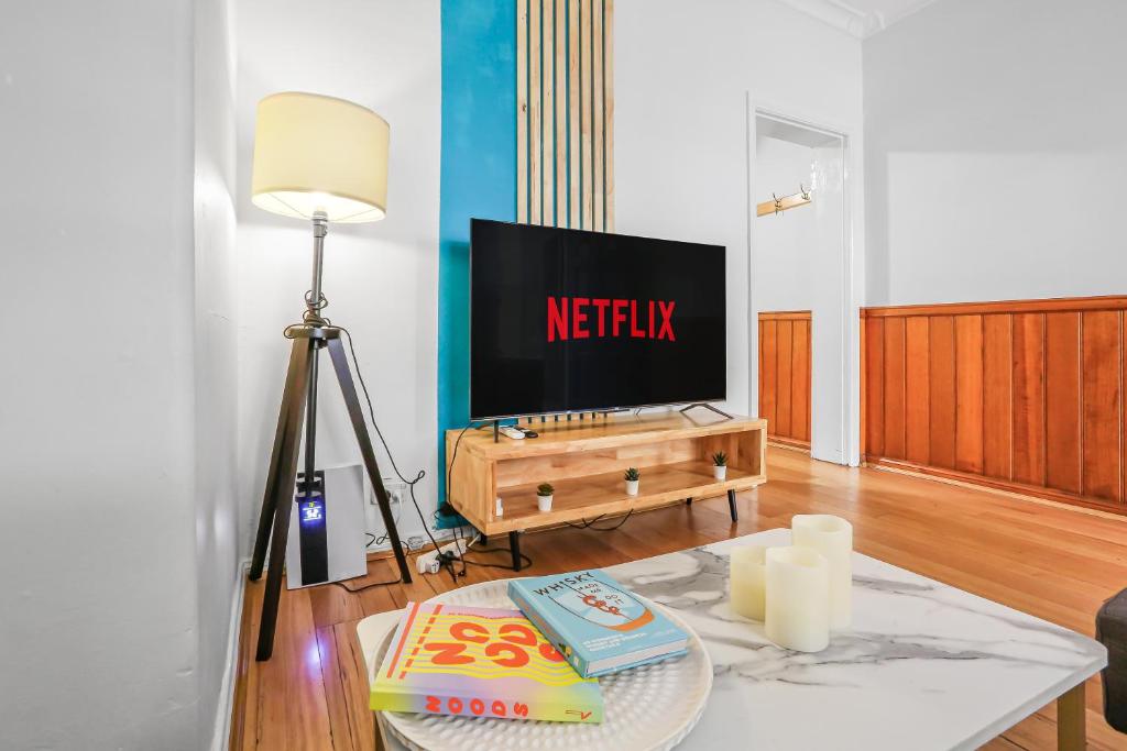 Et tv og/eller underholdning på 2 Bedroom House Darling Harbour Good for 6 Guests