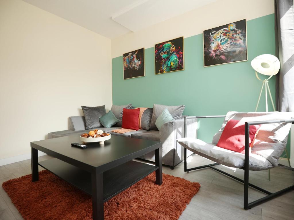 纽波特Malpas House By N And N Stays Ltd, 5 Bedroom house sleeps 8 Perfect for Contractors & Workers, Free Pvt Parking, Fast Wifi, Close to M4 and local amenities的带咖啡桌和沙发的客厅