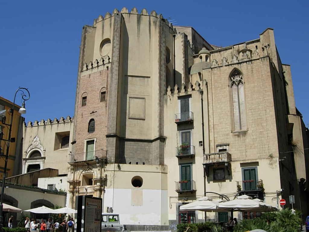 ナポリにあるIl Basso 13の時計塔のある古い建物