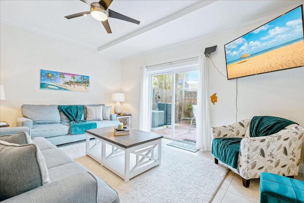 una sala de estar con un sofá y una mesa en 7660 Ridgewood Ave, en Cabo Cañaveral