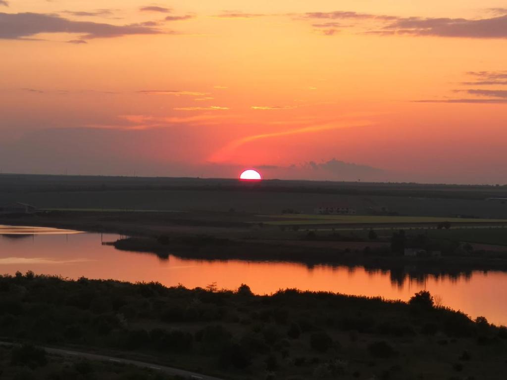 オリンプにあるAPOlimpの夕日を眺める川の夕日
