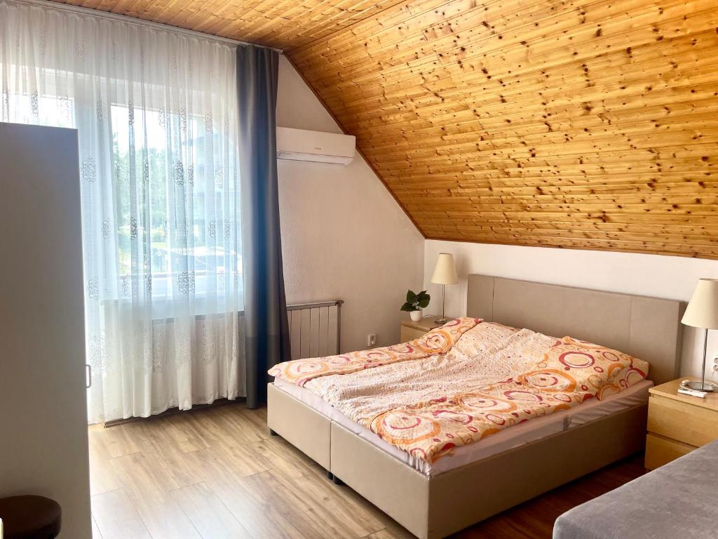Posteľ alebo postele v izbe v ubytovaní Balatonföldvár Centrum Apartmanok