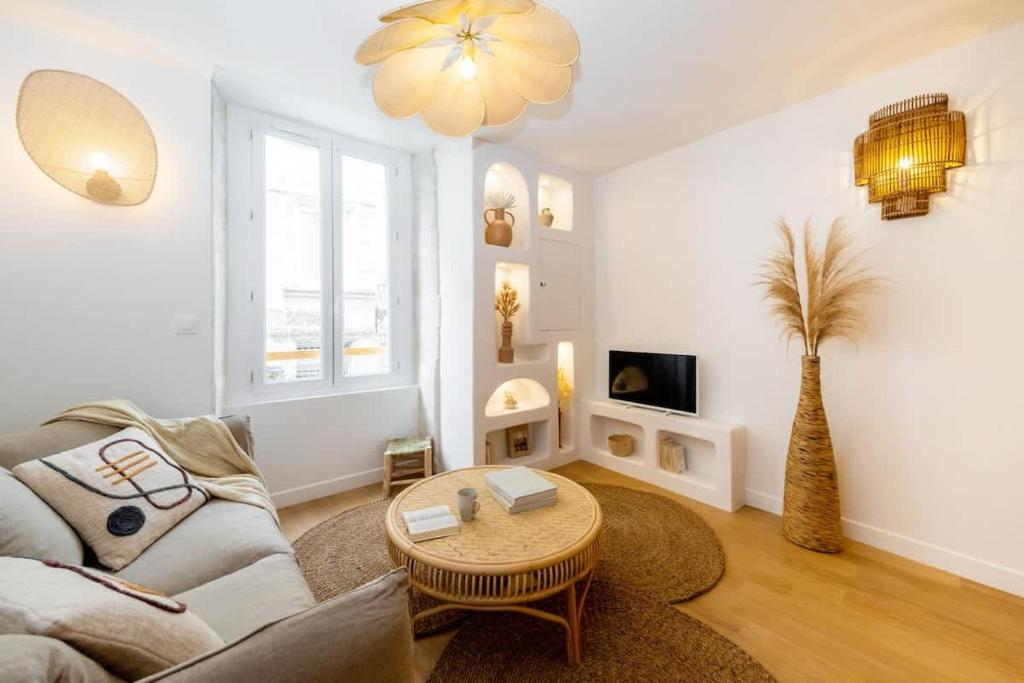 un salon avec un canapé et une table dans l'établissement Appartement au cœur de La Rochelle avec terrasse, à La Rochelle
