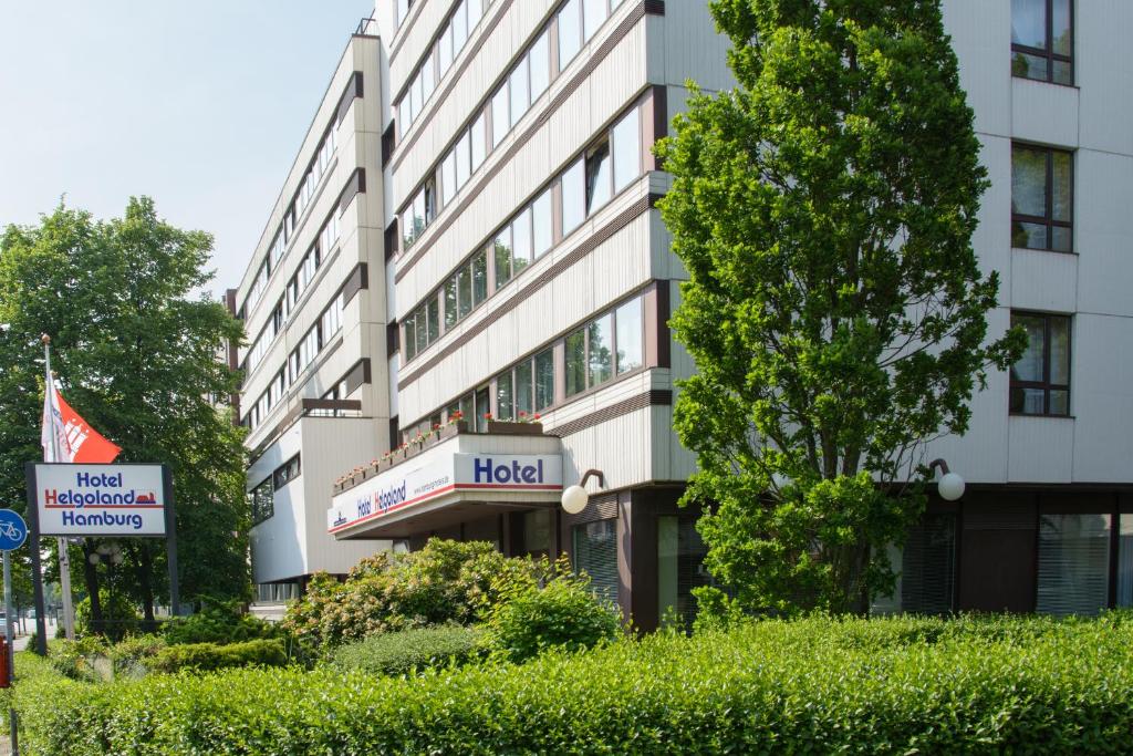 um edifício com um sinal de hospital em frente em Hotel Helgoland em Hamburgo