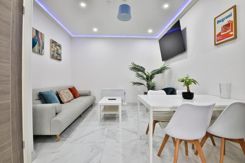 カーディフにあるModern 2 Bedroom House in Central Cardiffのソファとテーブルのあるリビングルーム