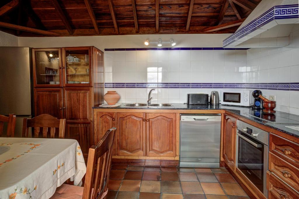 A kitchen or kitchenette at Celeste