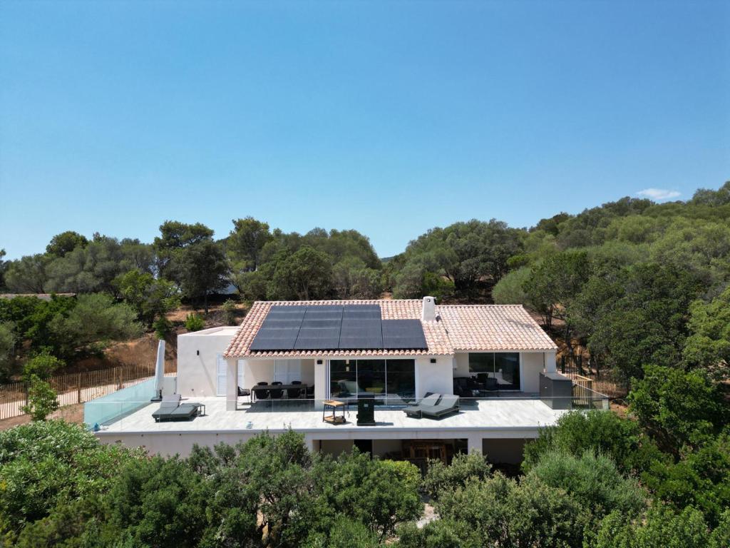- une vue aérienne sur une maison dotée de panneaux solaires dans l'établissement Casa Tre Fari, à Bocca del Oro