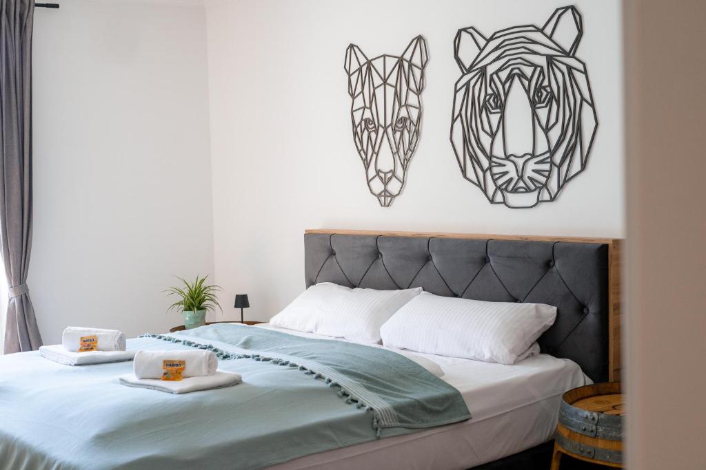 Giường trong phòng chung tại VINOKAT Winestyle Living - Exklusiv - Top Lage