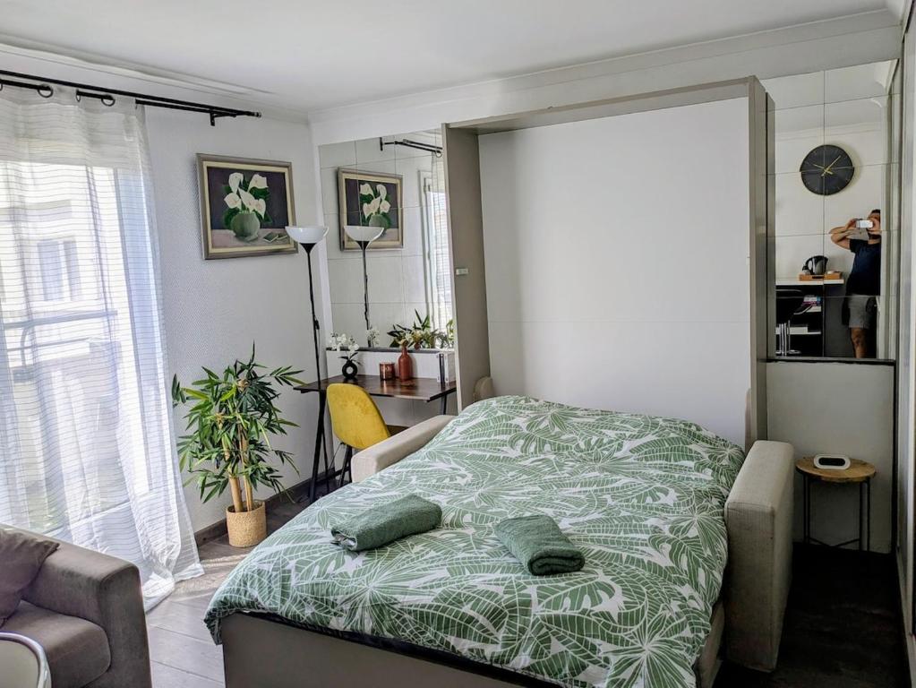 Ένα ή περισσότερα κρεβάτια σε δωμάτιο στο Cozy Studio Paris Porte de Versailles