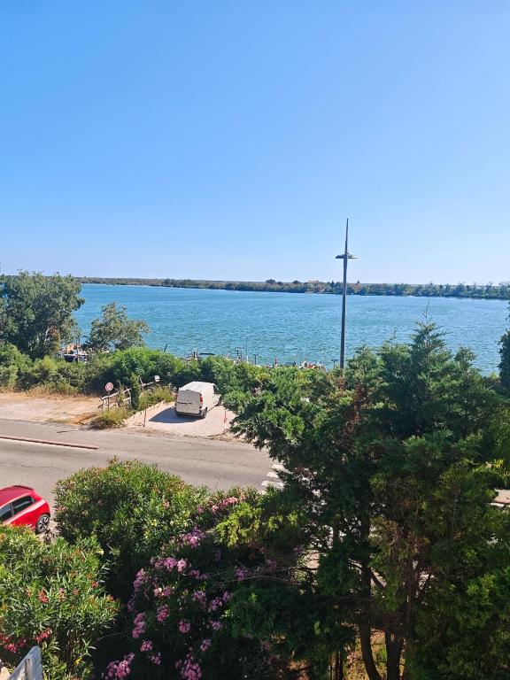 - une vue sur l'eau depuis une maison dans l'établissement L'anse duRhône, à Port-Saint-Louis-du-Rhône
