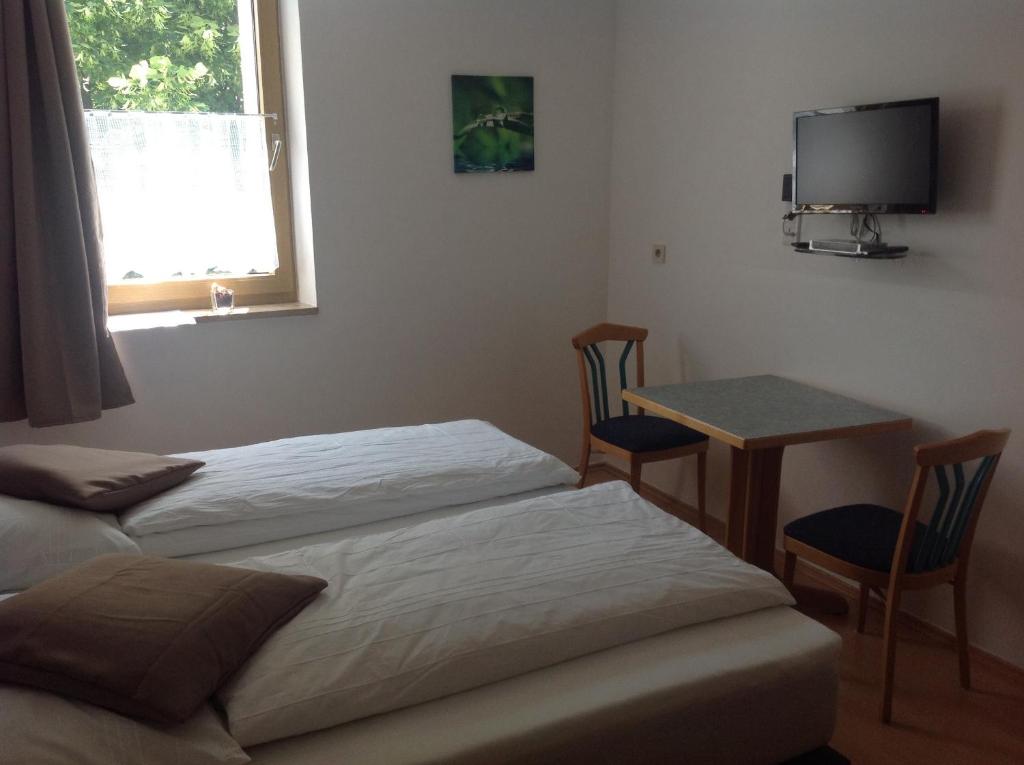 Postel nebo postele na pokoji v ubytování Pension Lindengarten