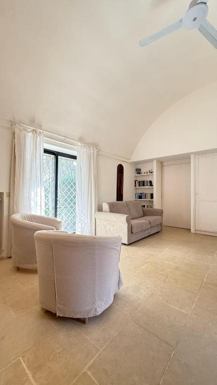 A seating area at Masseria Frassaniti