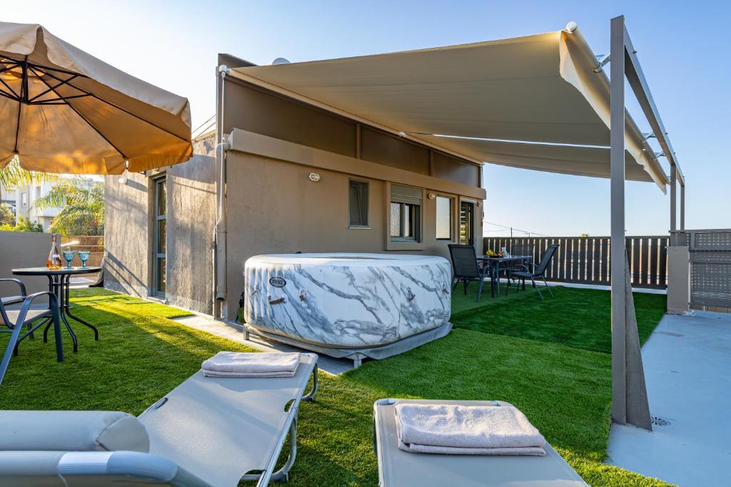 Posezení v ubytování Panorama View Apt with Jacuzzi by 8essentially