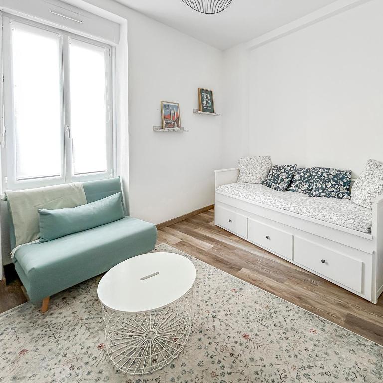 un salon avec un canapé et une table dans l'établissement Séjour calme au cœur de Brest, vue sur la rade, à Brest