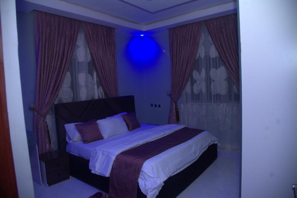 Postel nebo postele na pokoji v ubytování Kingston Luxury Apartments