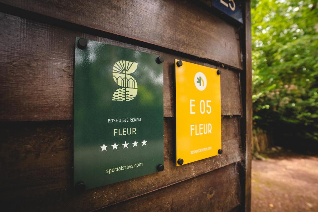 a sign on the side of a wooden wall at Boshuisje Rekem - Fleur in Lanaken