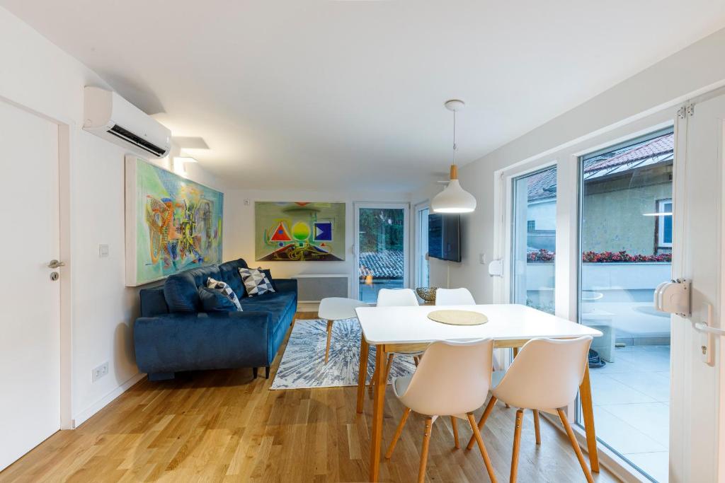 Posezení v ubytování New Luxury Stay in Old Town with free Garage