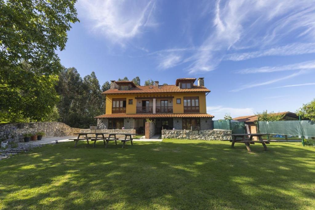 a house with two picnic tables in front of it at Villa Porrua 2 in Porrúa