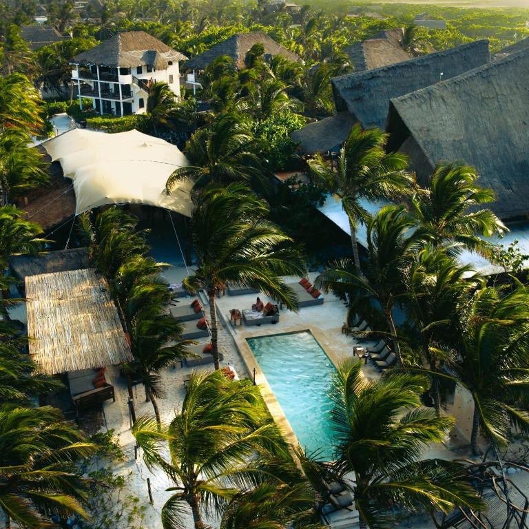 Bazén v ubytování Mia Tulum Beachfront Resort - Ocean View Suites and Beach Club nebo v jeho okolí