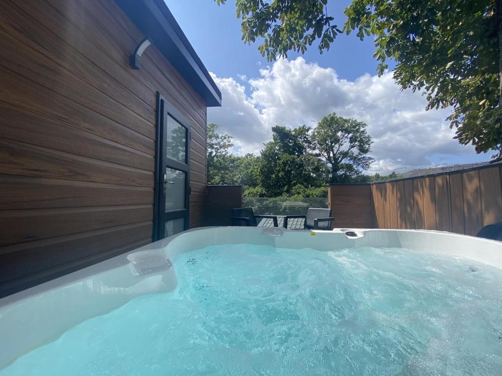 ベセスダにあるP51 - Studio Pod with Hot tubの家の裏庭にある温水浴槽