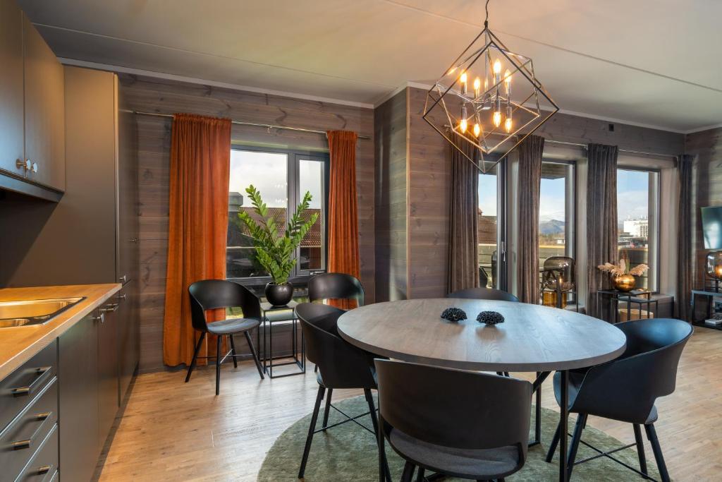 a kitchen and dining room with a table and chairs at Riddertunets glimt in Beitostøl
