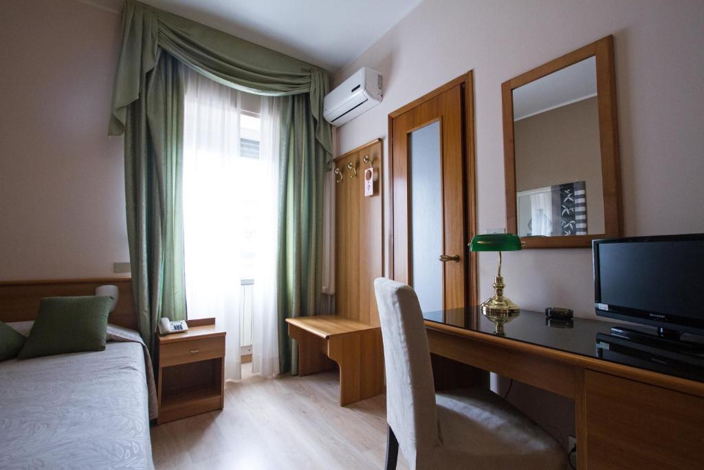 TV a/nebo společenská místnost v ubytování Hotel Adriano
