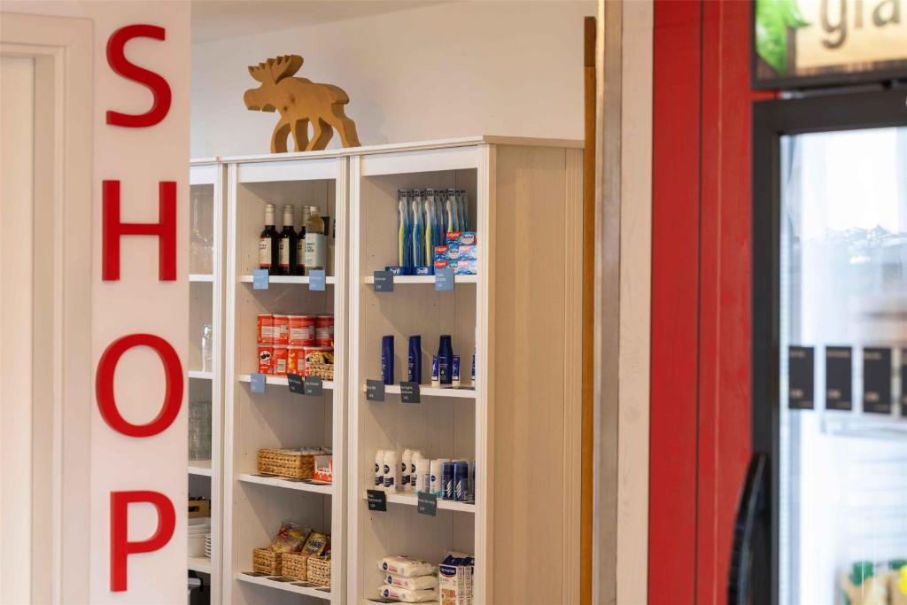 Supermarket nebo jiné obchody v  hotelu nebo okolí